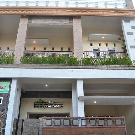 Griya Nelwan Guest House Malang Esterno foto