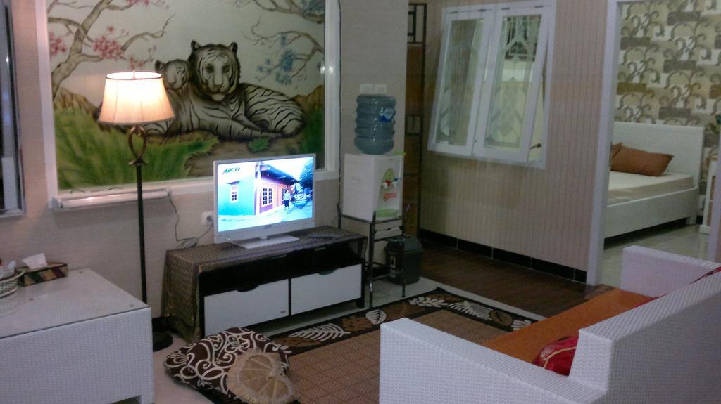 Griya Nelwan Guest House Malang Esterno foto