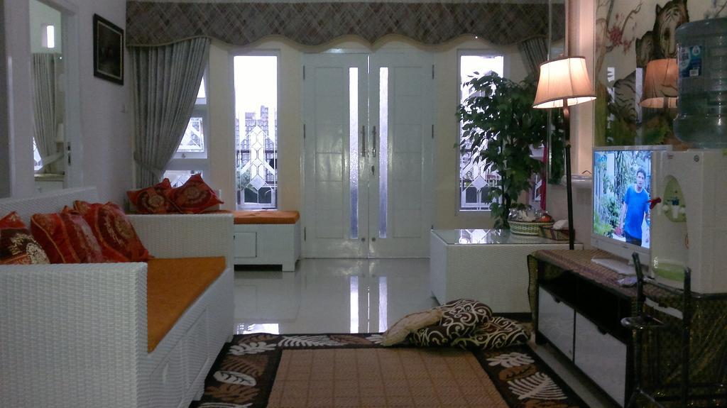 Griya Nelwan Guest House Malang Esterno foto