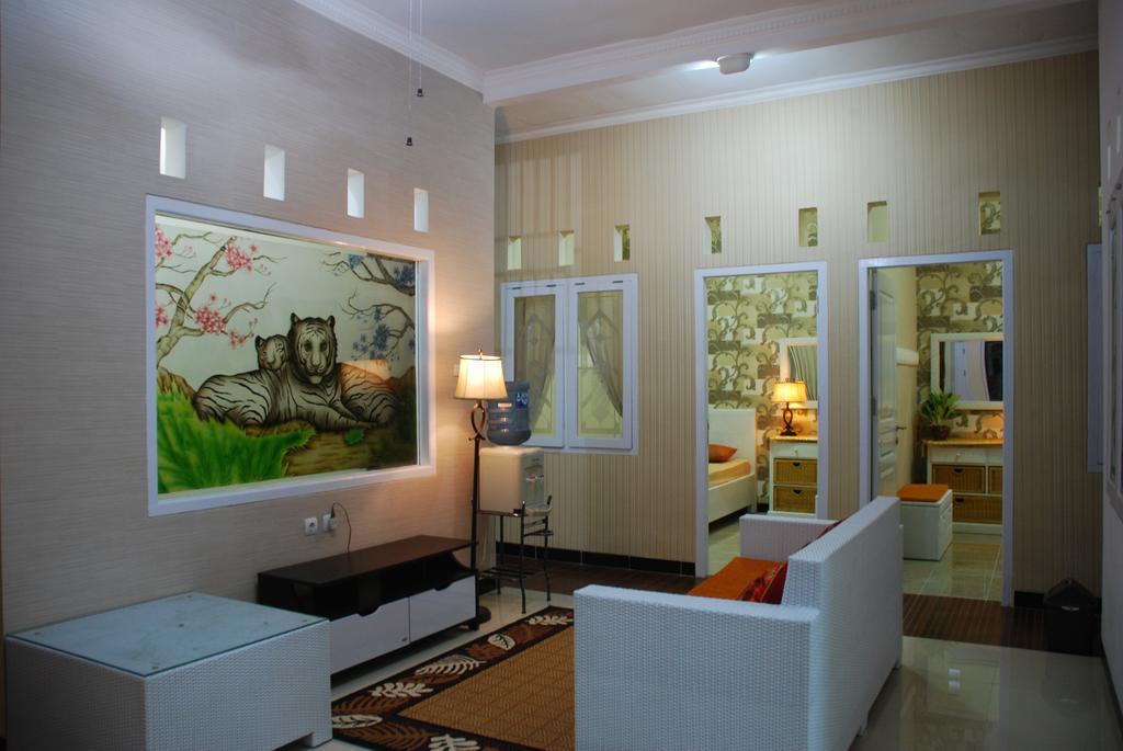 Griya Nelwan Guest House Malang Esterno foto