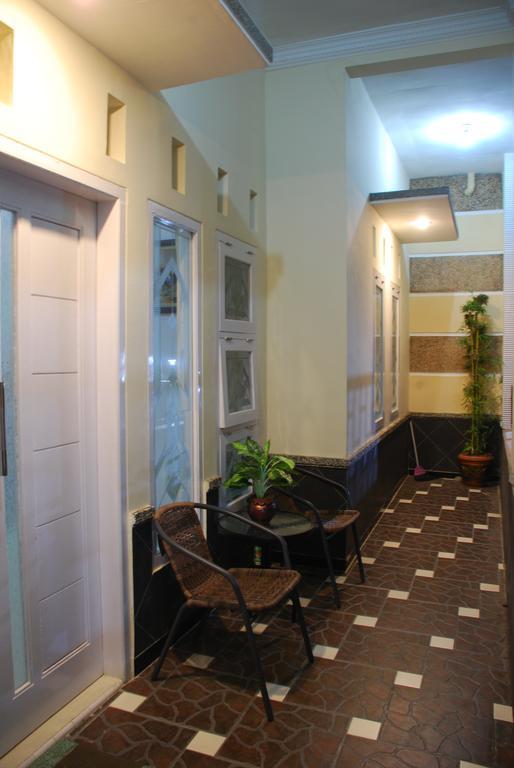 Griya Nelwan Guest House Malang Esterno foto